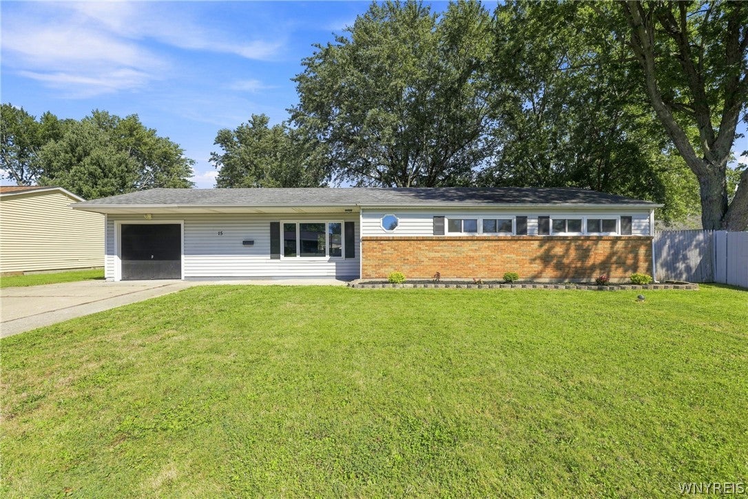 15 Alys Drive E — photo