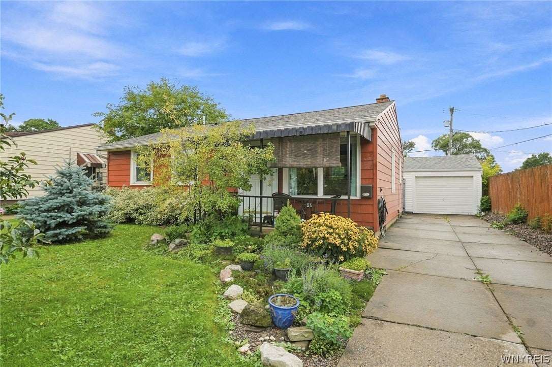 862 Loretta Street — photo