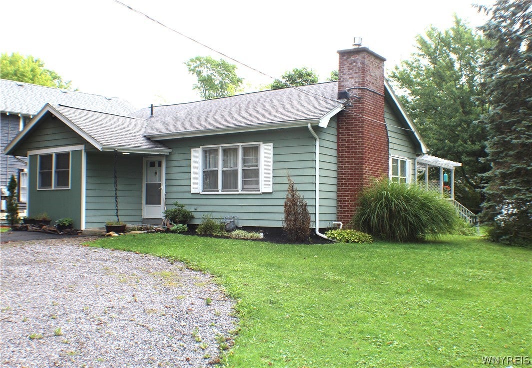 9361 Lake Shore Road — photo