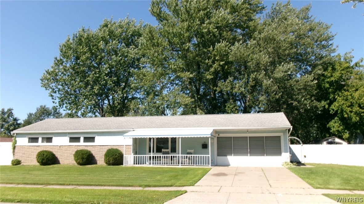 11 Alys Drive E — photo