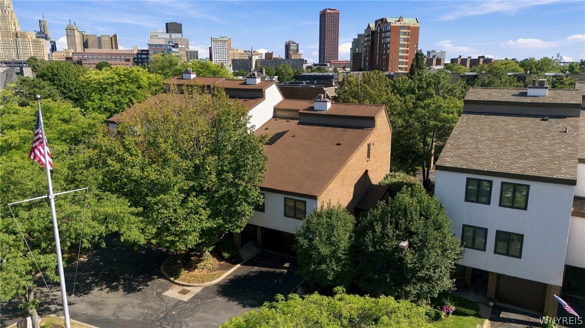 10 Harbour Pointe — photo
