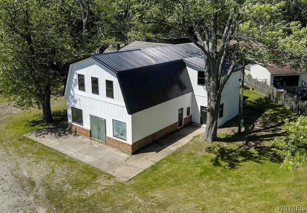 8261 Lake Shore Road — photo