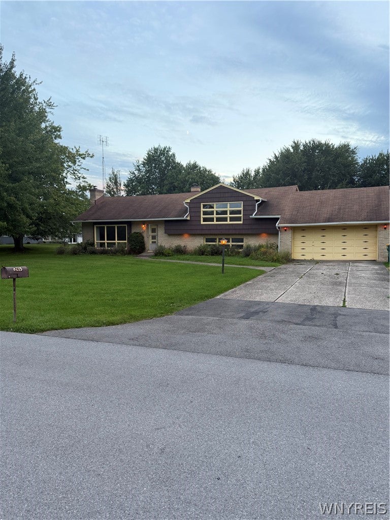 8215 W Ledge Lane — photo