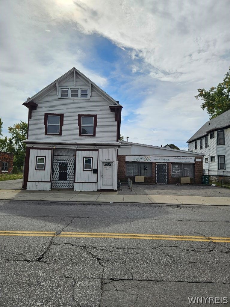 1047 E Ferry Street — photo