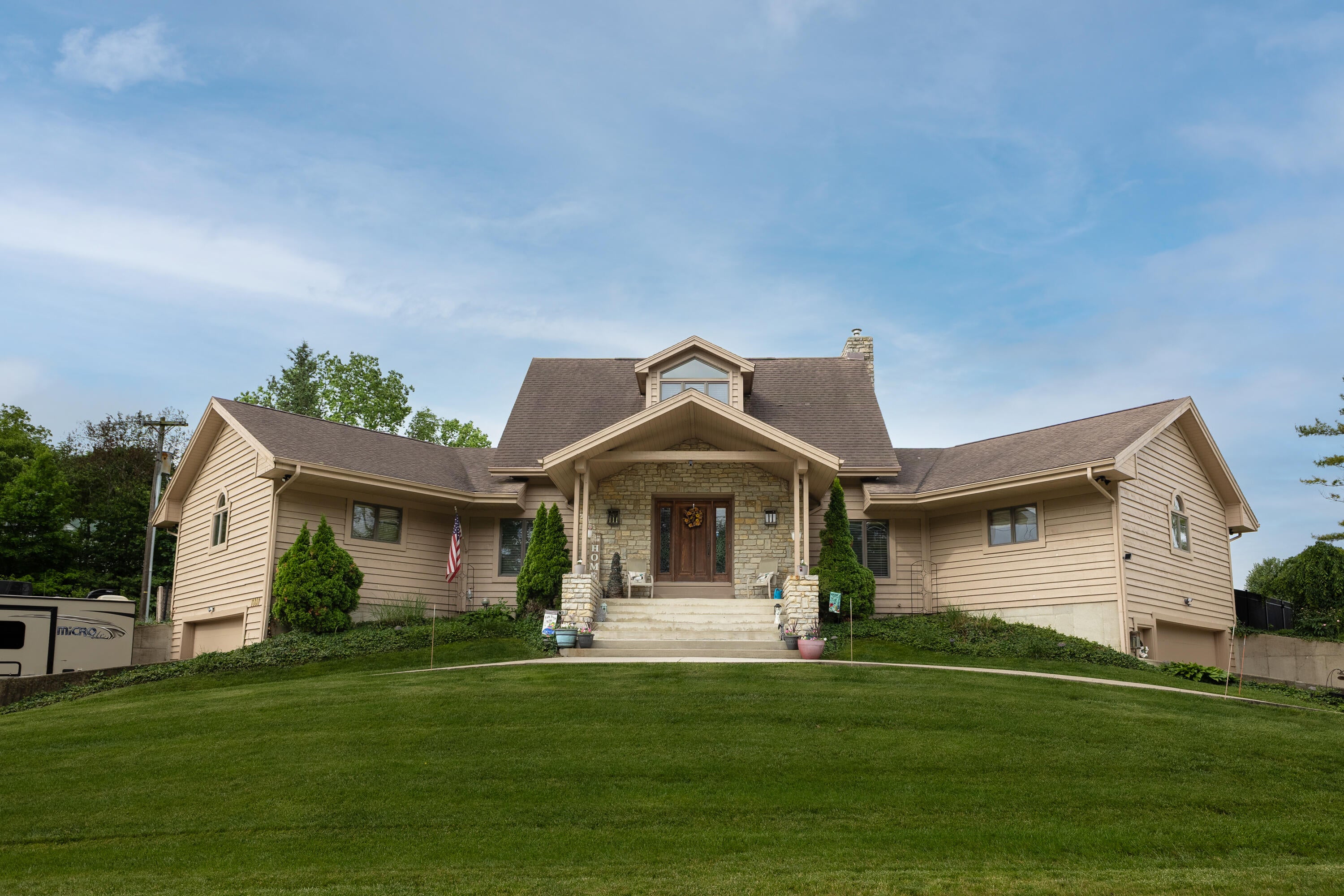 1000 Echo Lake Drive — photo