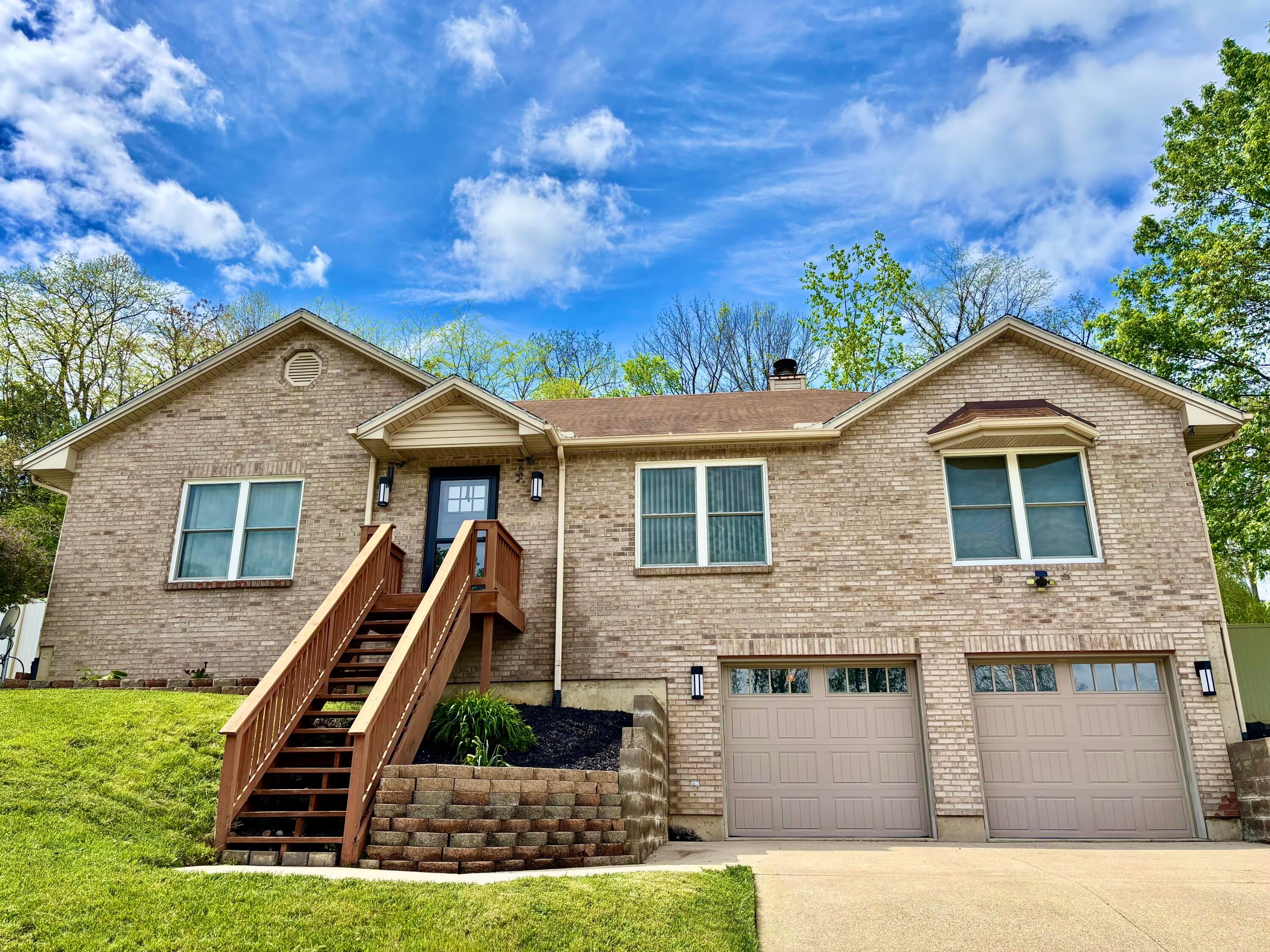 1370 Maple Leaf Court — photo