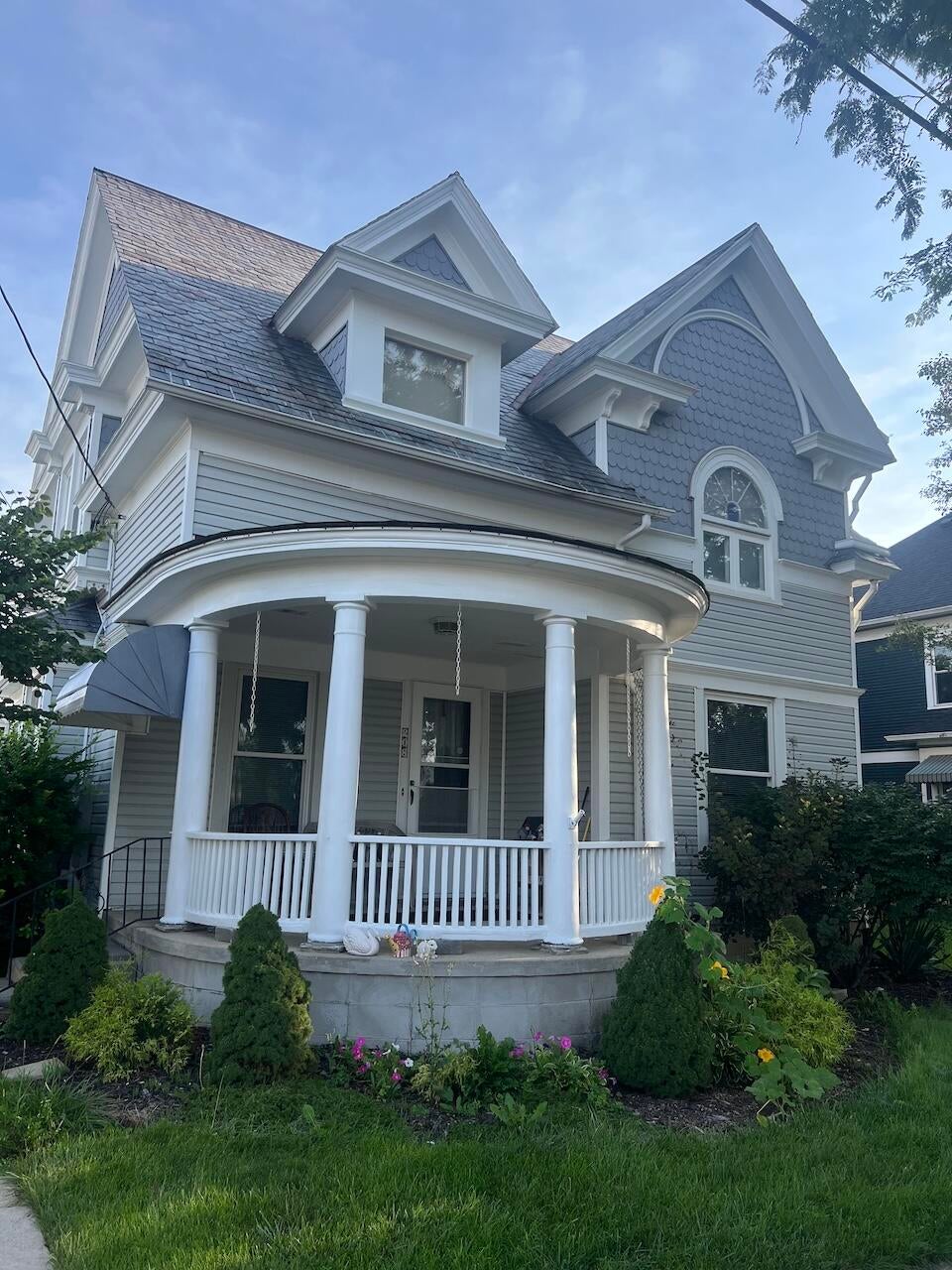208 E State Street — photo