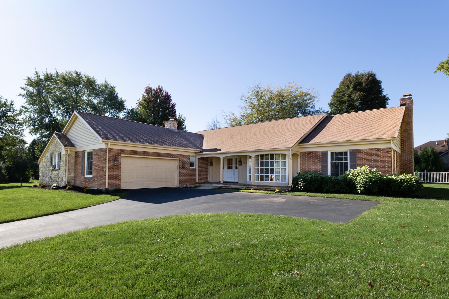 650 Oakwood Court — photo