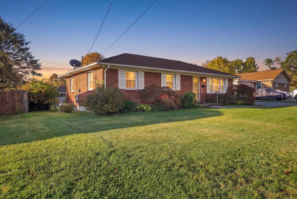 1001 Robin Road — photo
