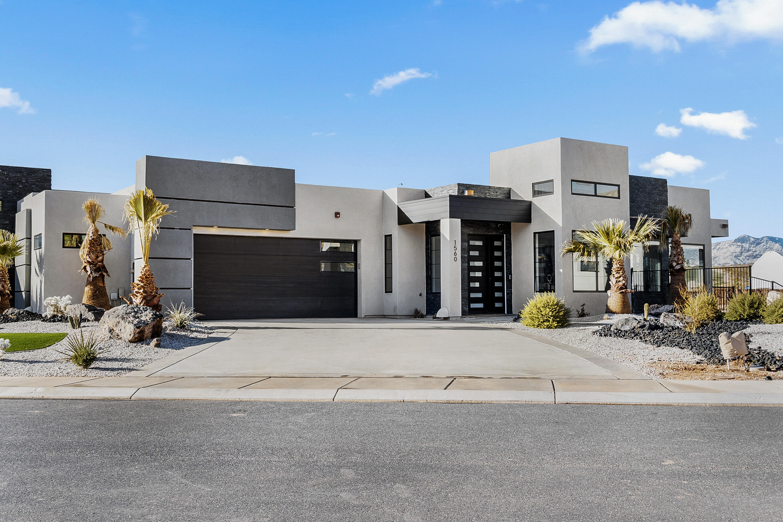 1560 W Torrey Pines Rd — photo