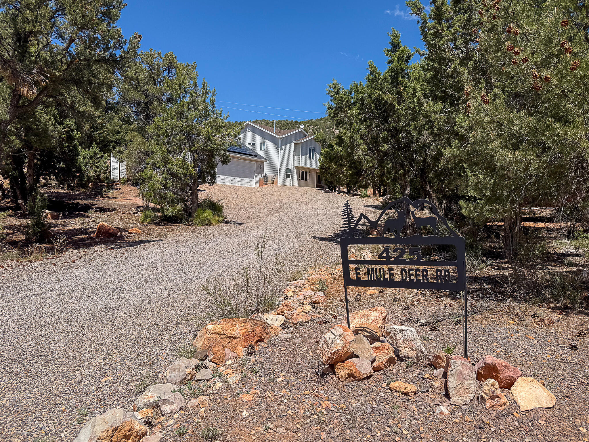 425 E Mule Deer Rd — photo
