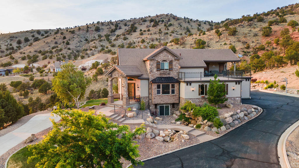 811 E Canyon Ridge Dr — photo
