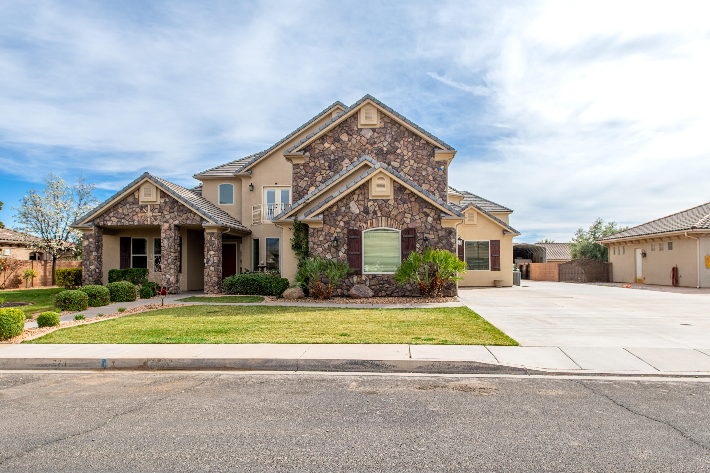 325 W River Willow Ln — photo