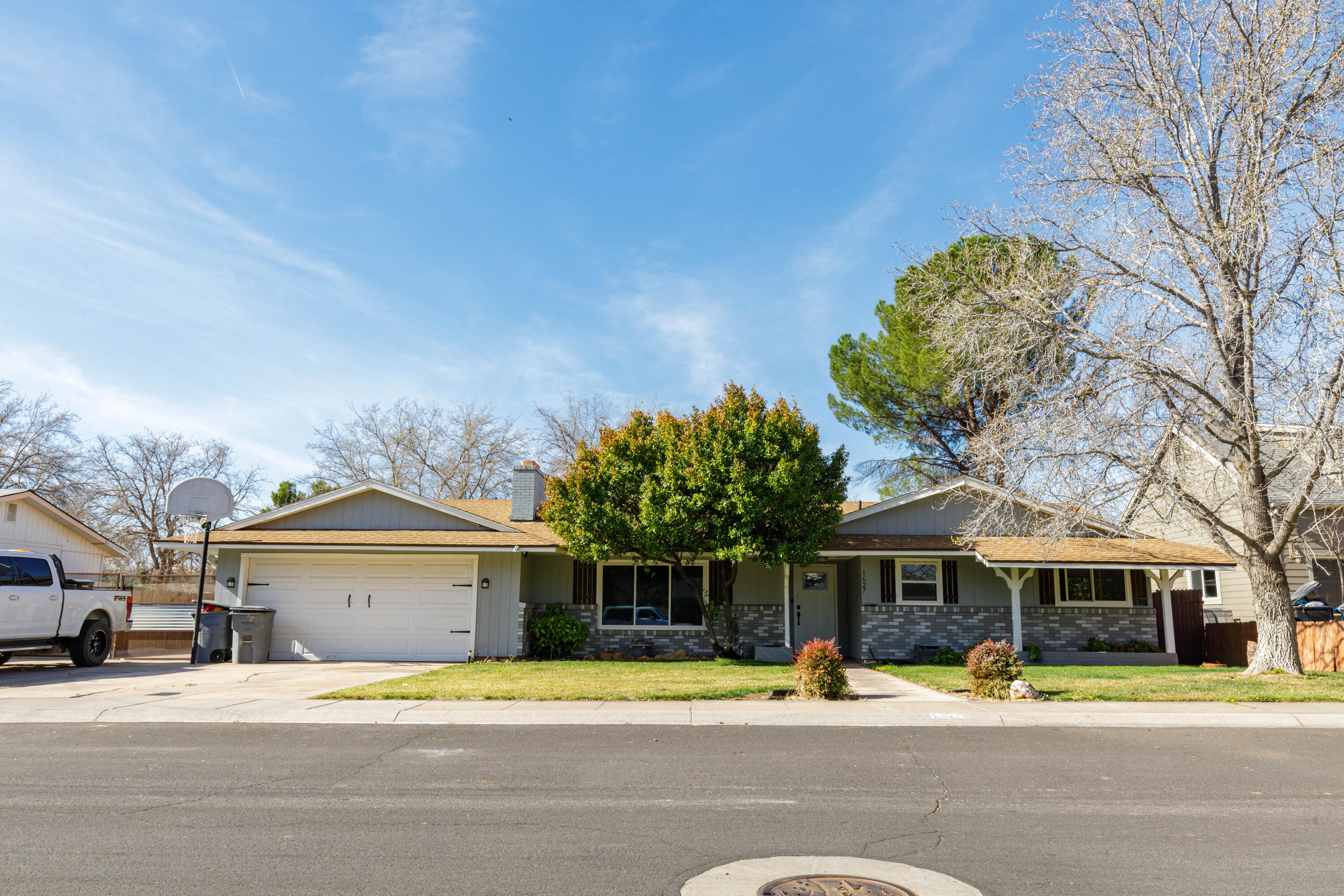 1627 W Rose Garden Ln — photo