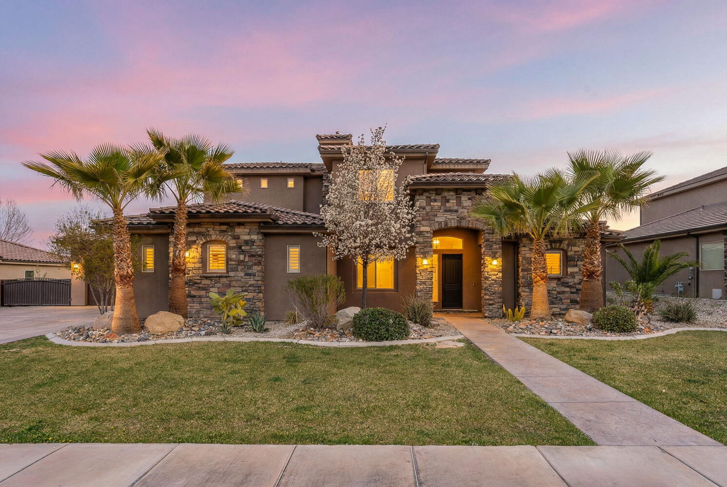 2735 E Auburn Dr — photo