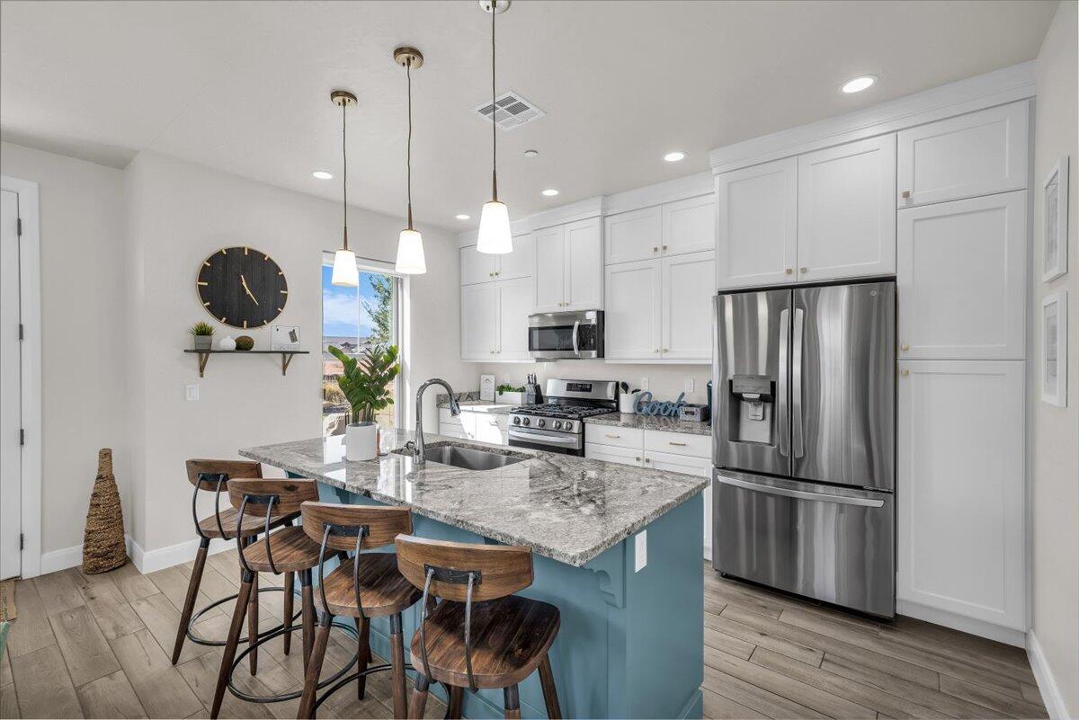 1181 E Farmhouse Dr — photo