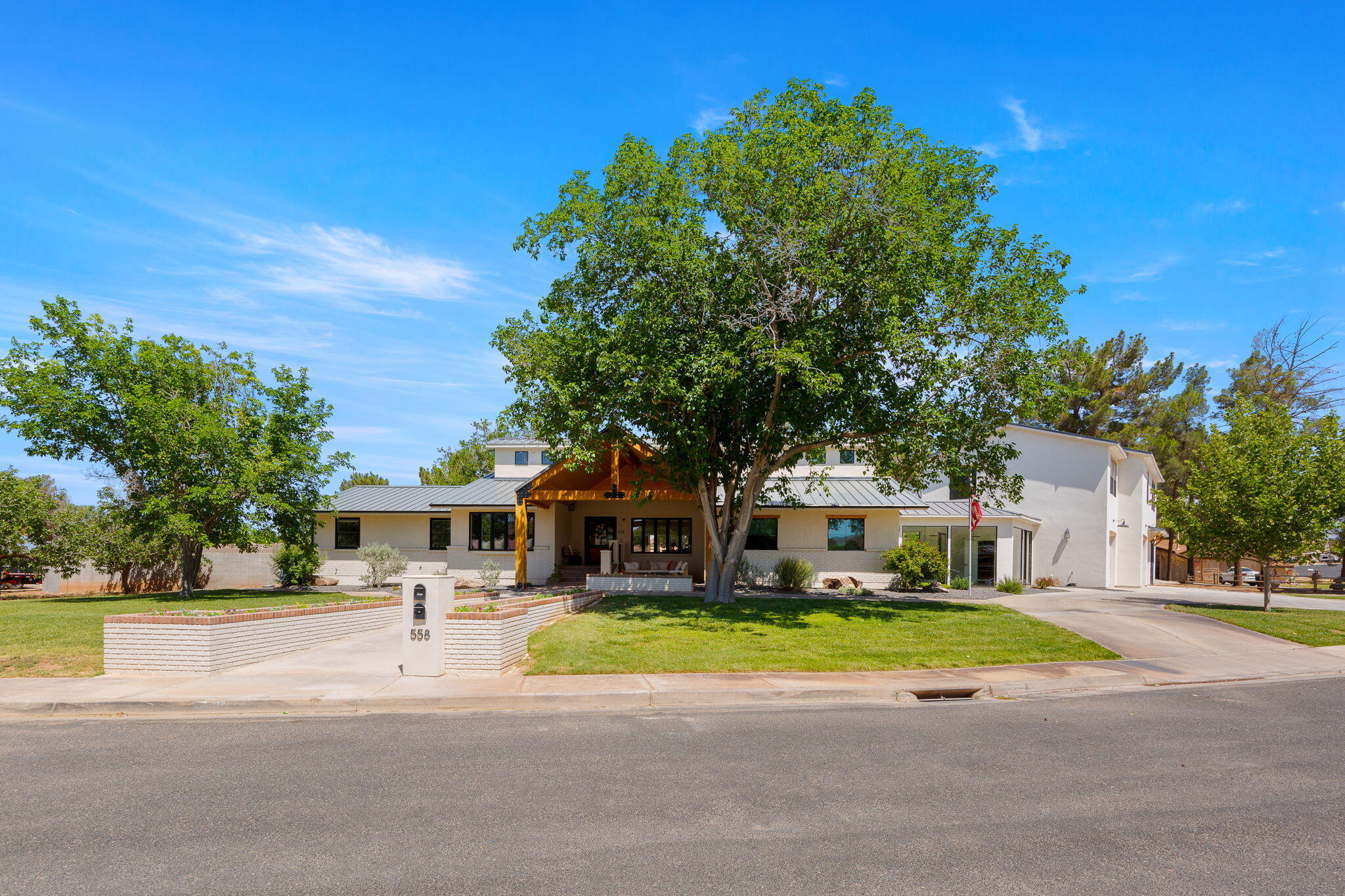 558 W Del Mar Dr — photo