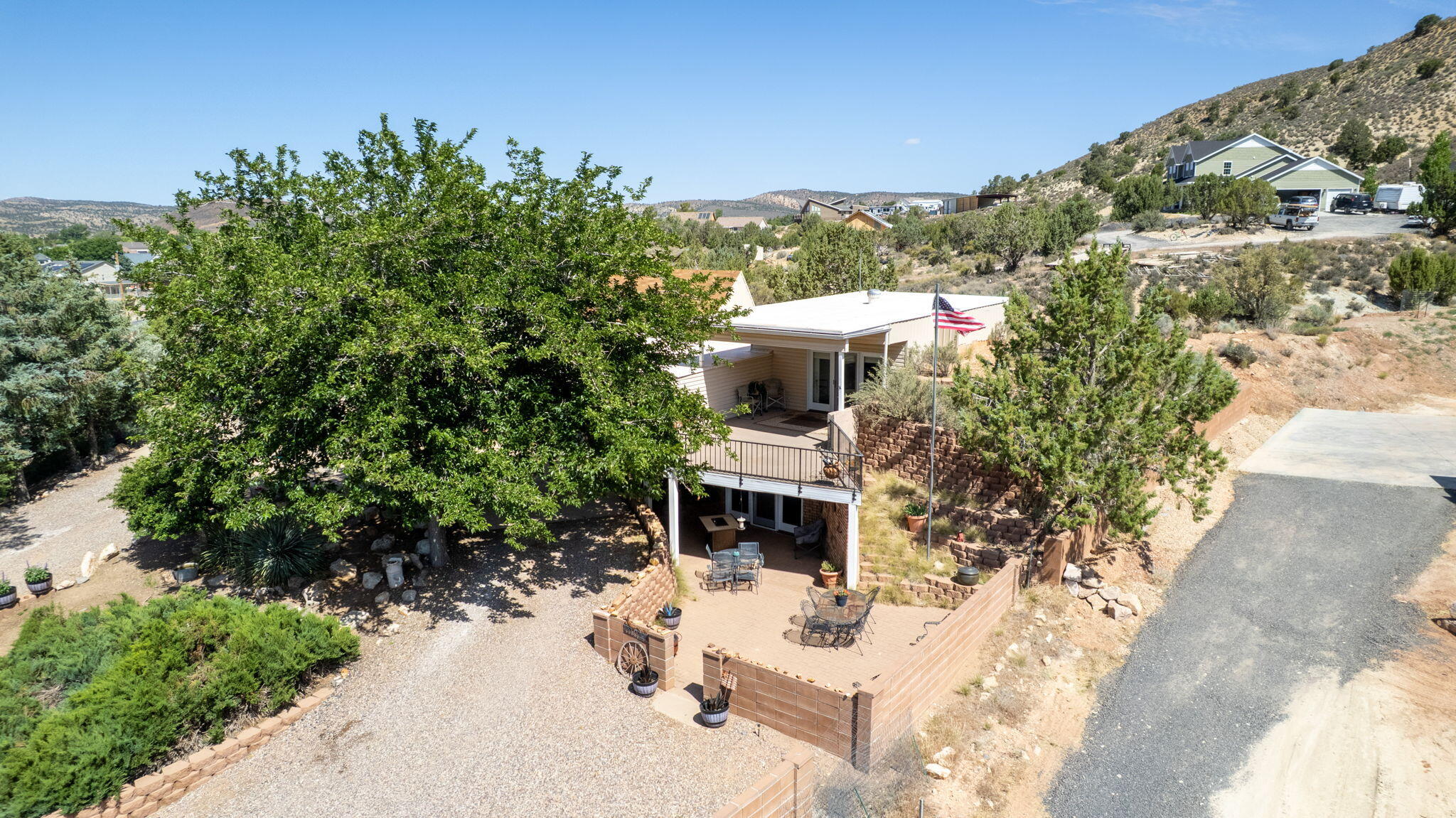 1122 W Diamond Valley Dr — photo