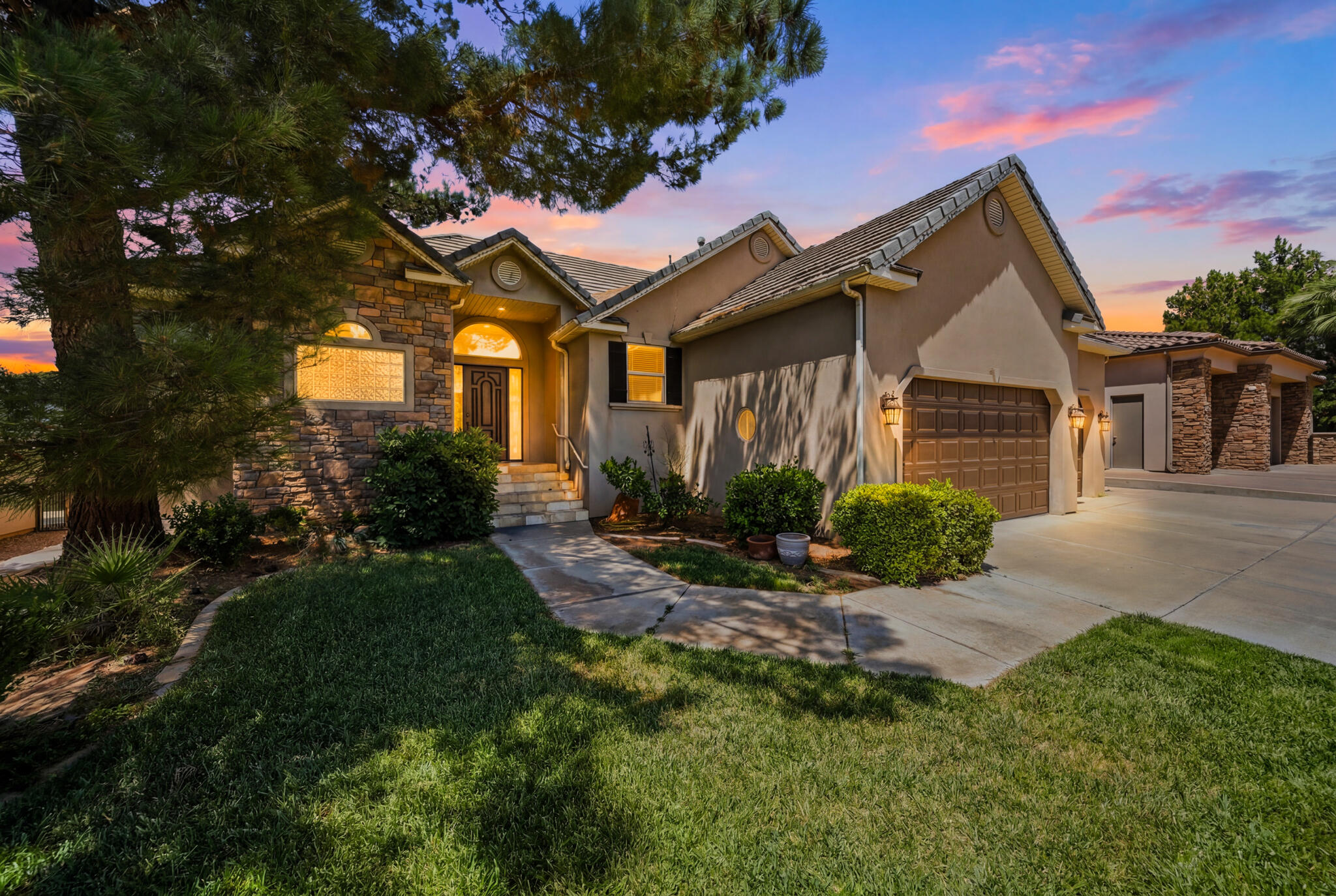 1727 E Flagstone Rd — photo
