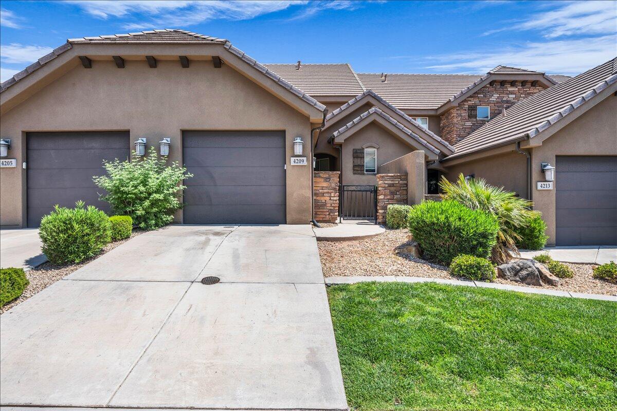 4209 E Torrey Pines Dr — photo