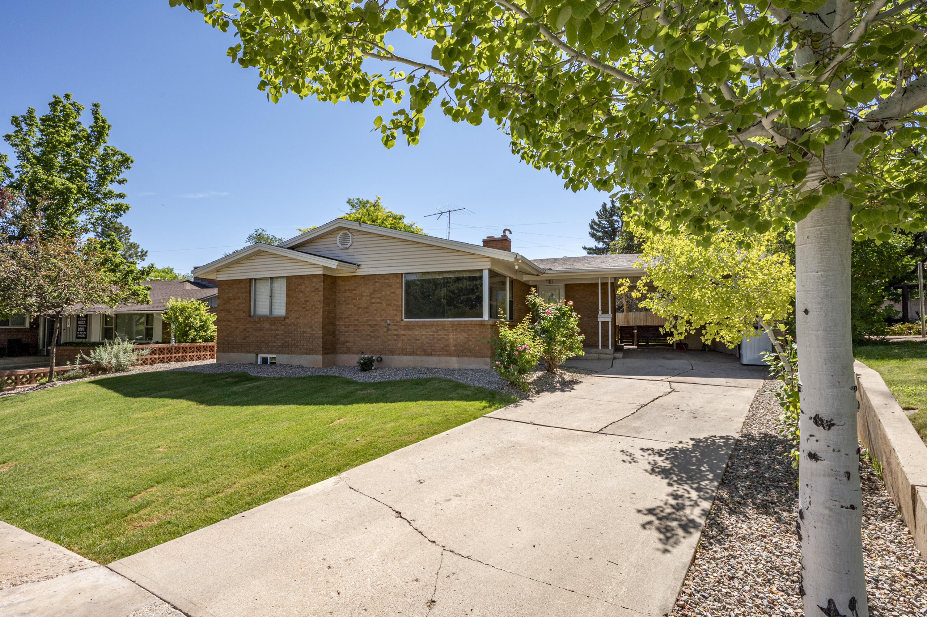 437 Circleway Dr — photo