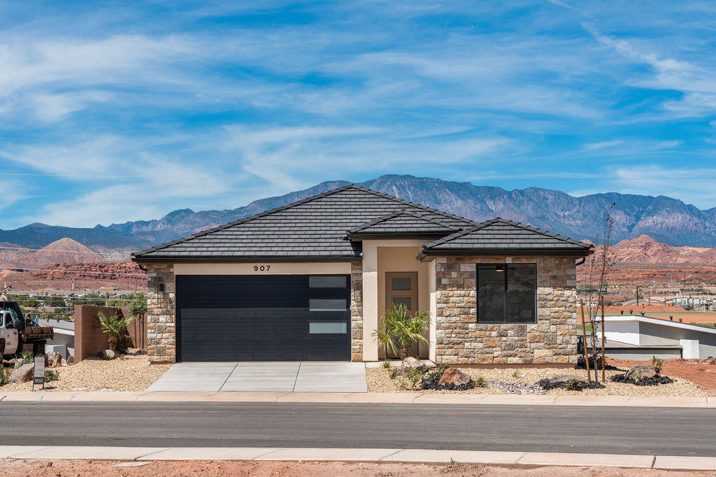 907 E Coyote Crest Dr — photo