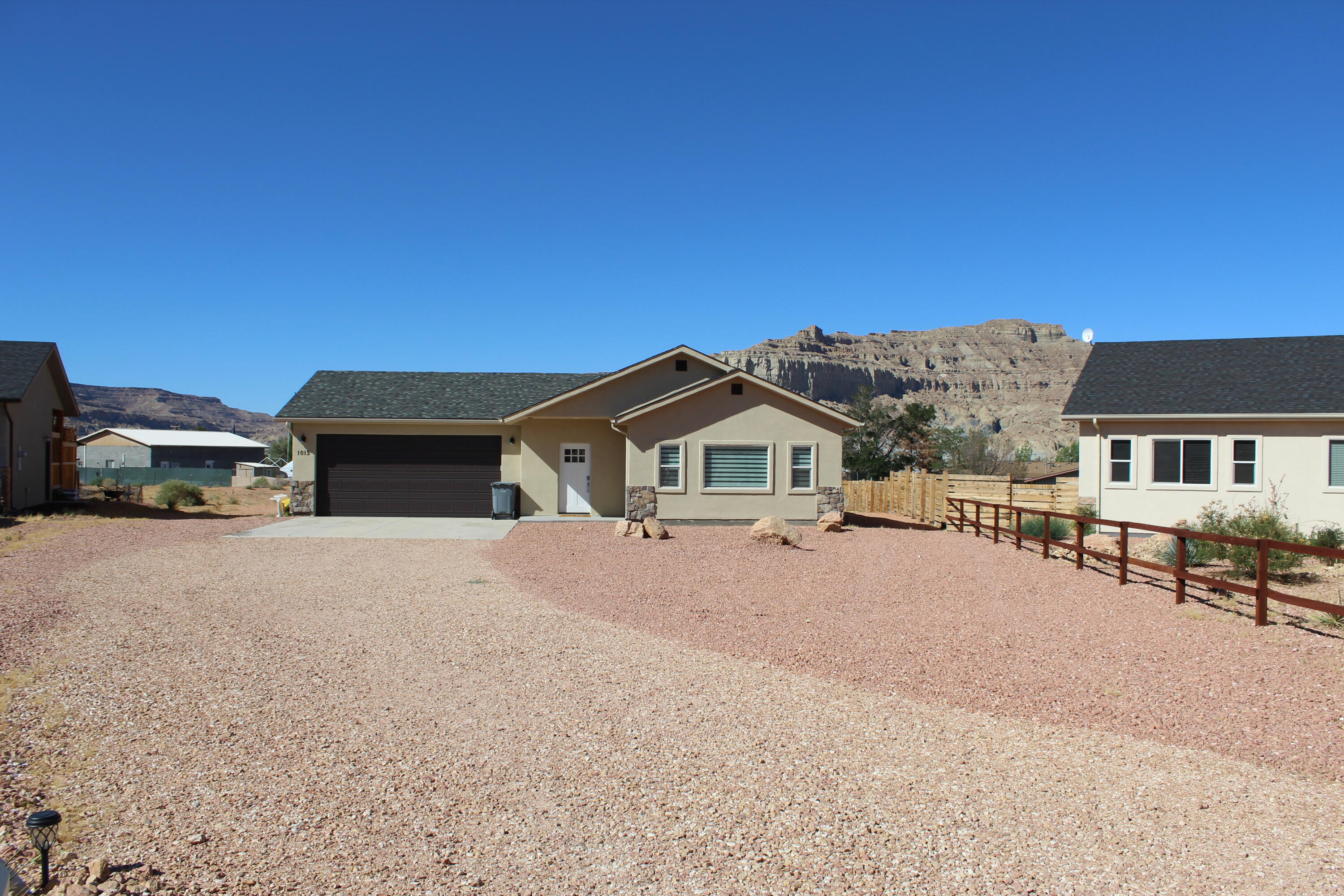1015 E Canyon Dr — photo