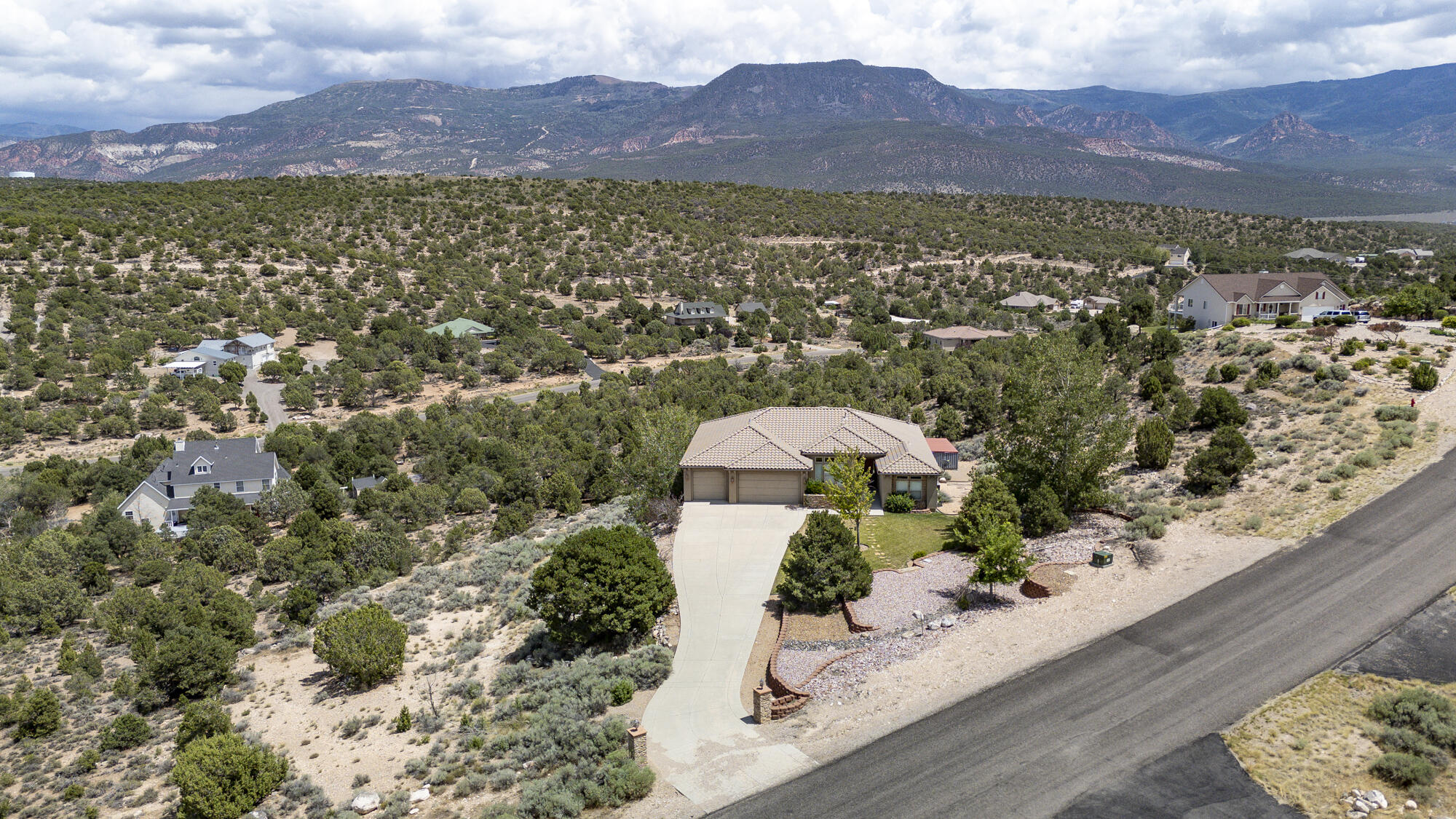 1387 S Hillcrest Dr — photo