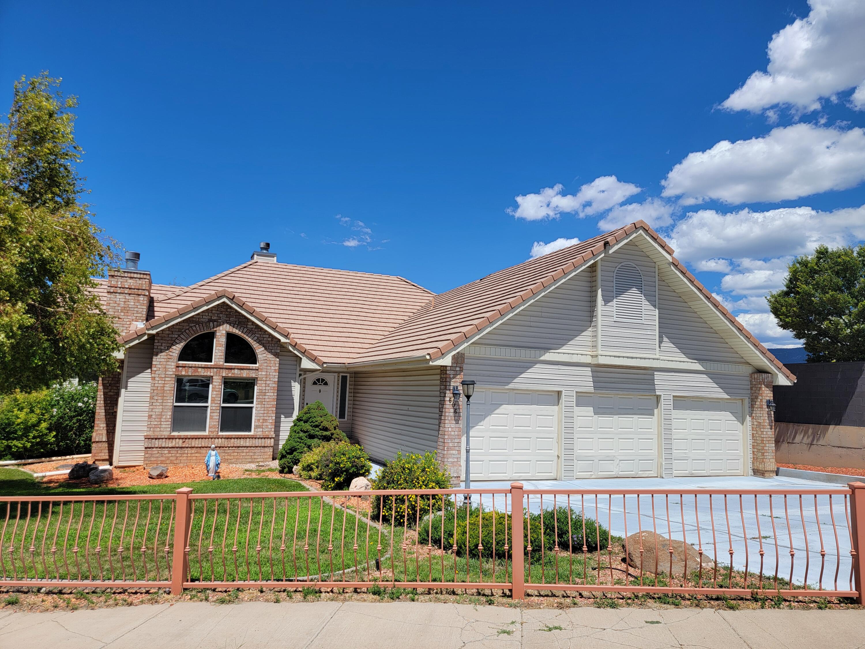606 W Greens Lake Dr — photo