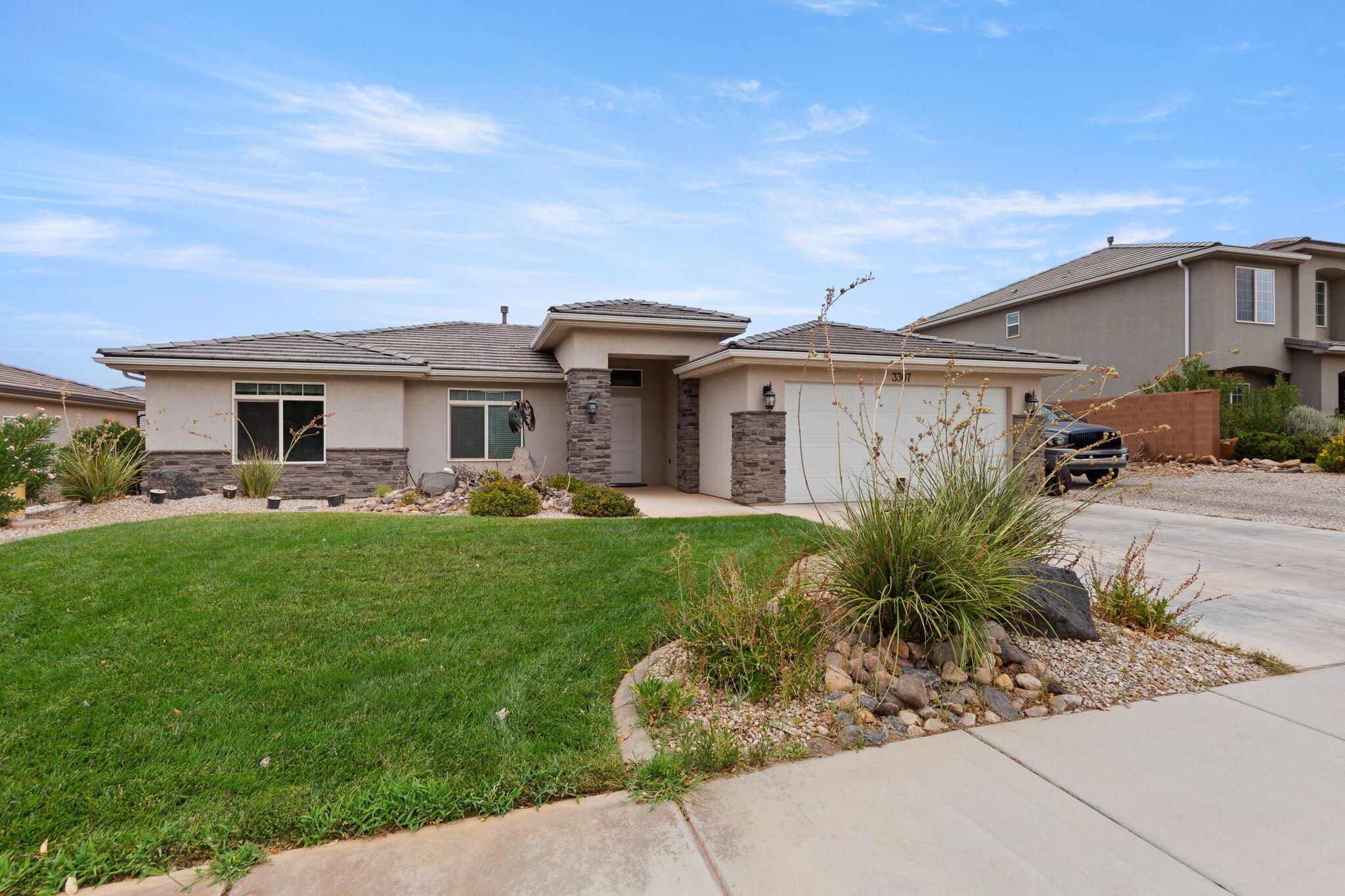 3307 E Holly Dr — photo