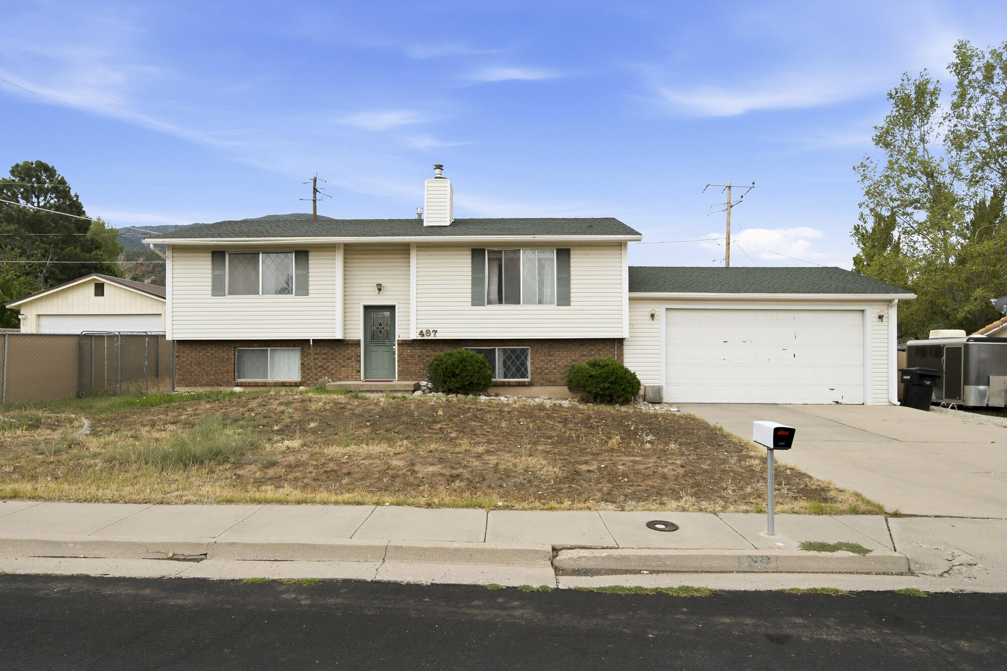 487 Pinecone Dr — photo