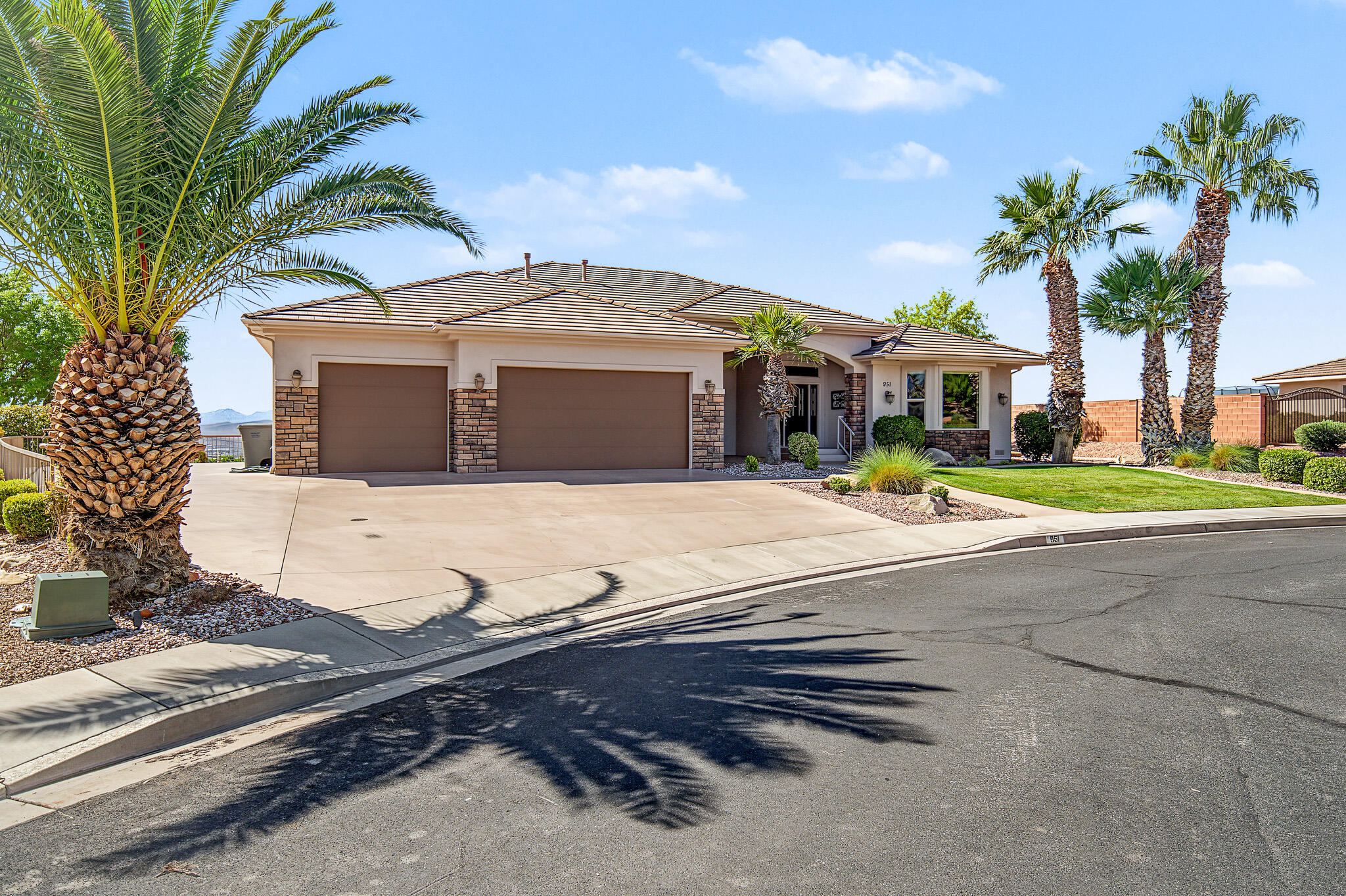 951 N Daybreak Dr — photo