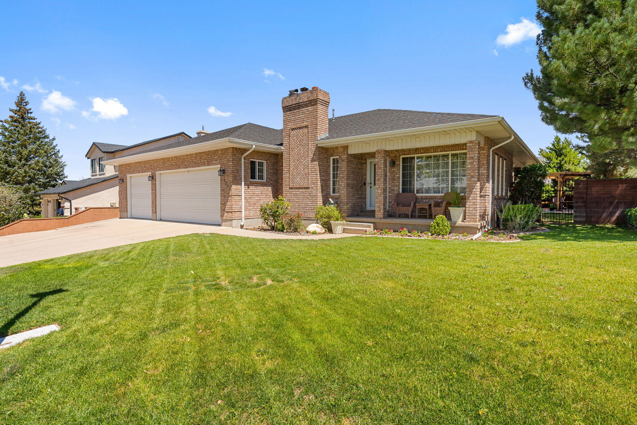 253 S Sunset Pointe Dr — photo