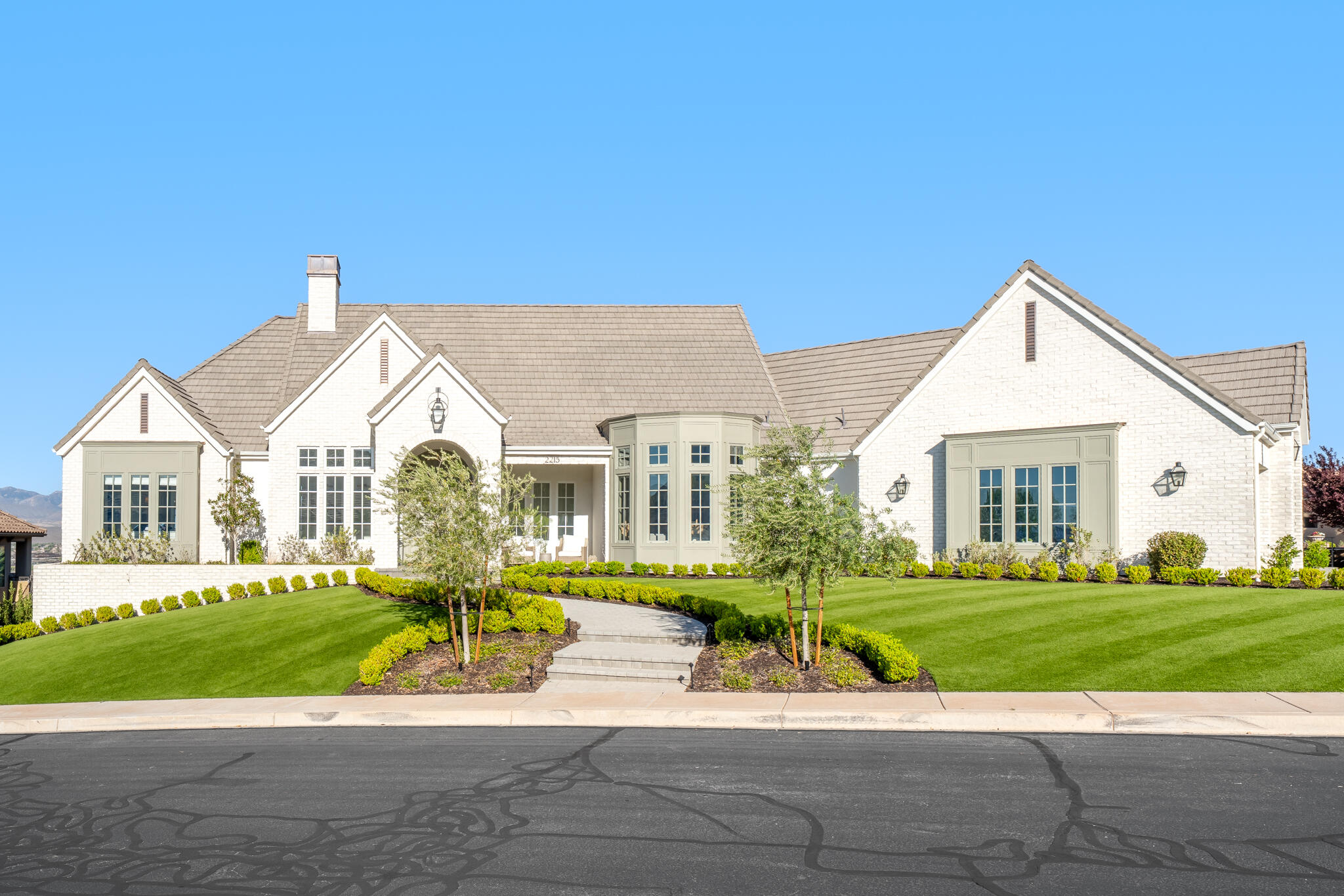 2215 N Lone Rock Dr — photo