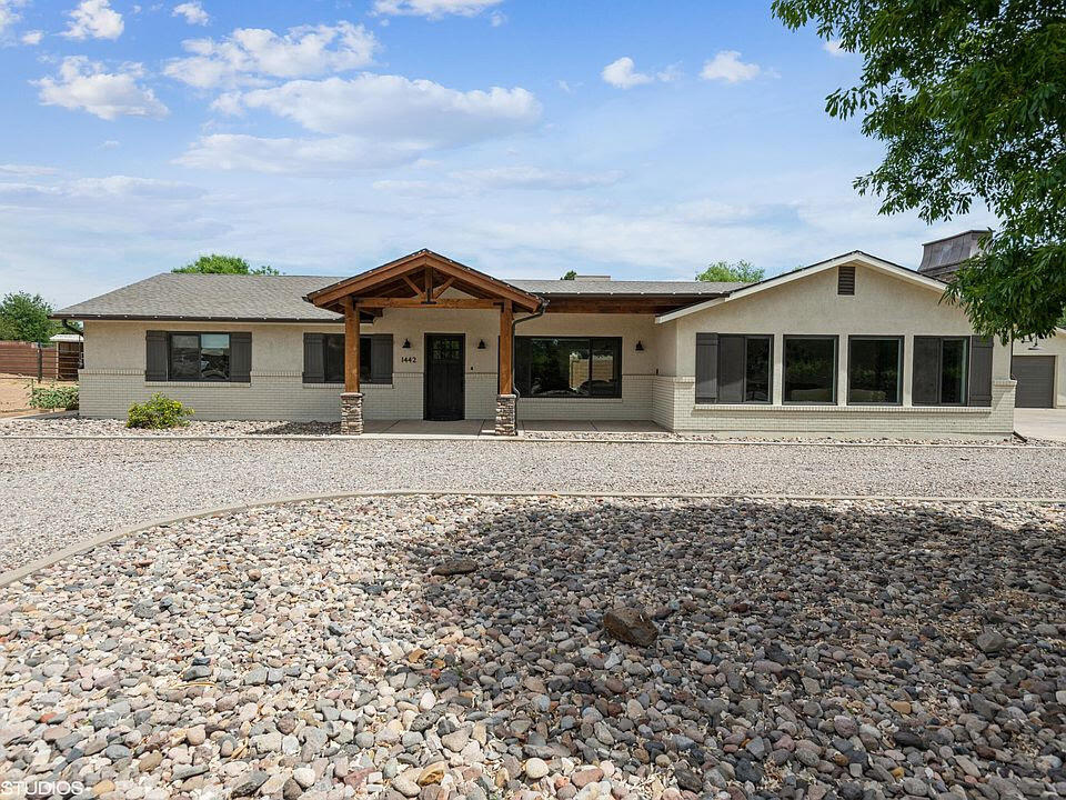 1442 W Diamond Valley Dr — photo
