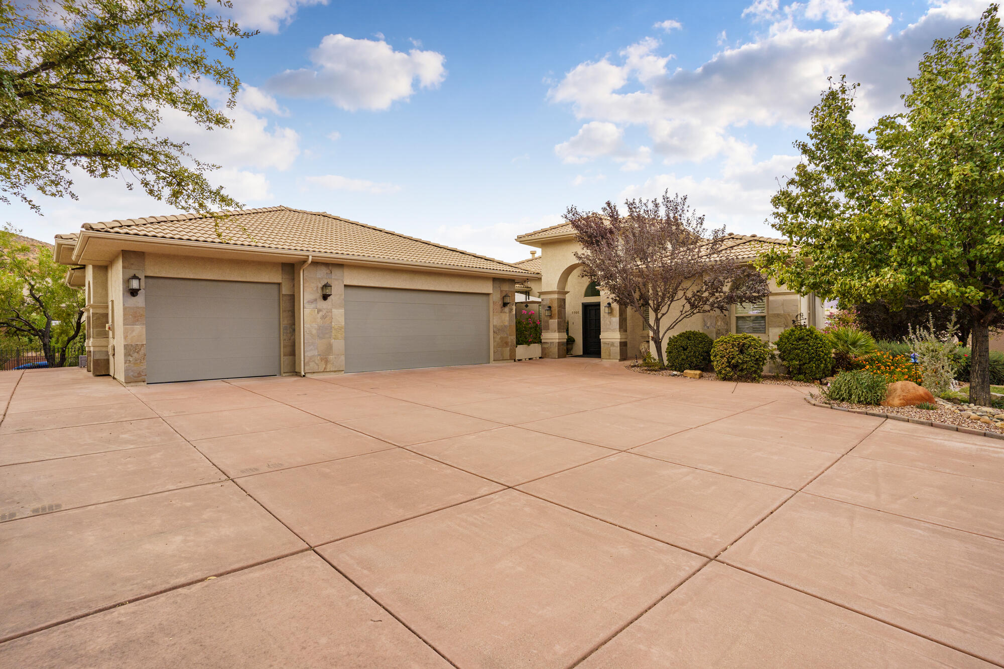 1166 W Birchwood Dr — photo