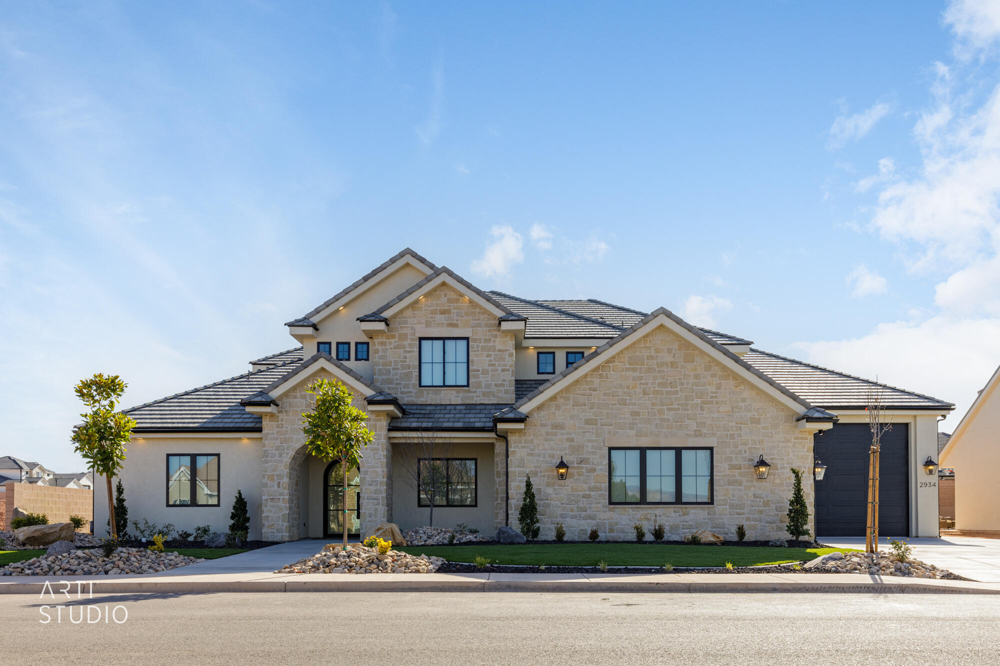2934 E Seegmiller Dr — photo