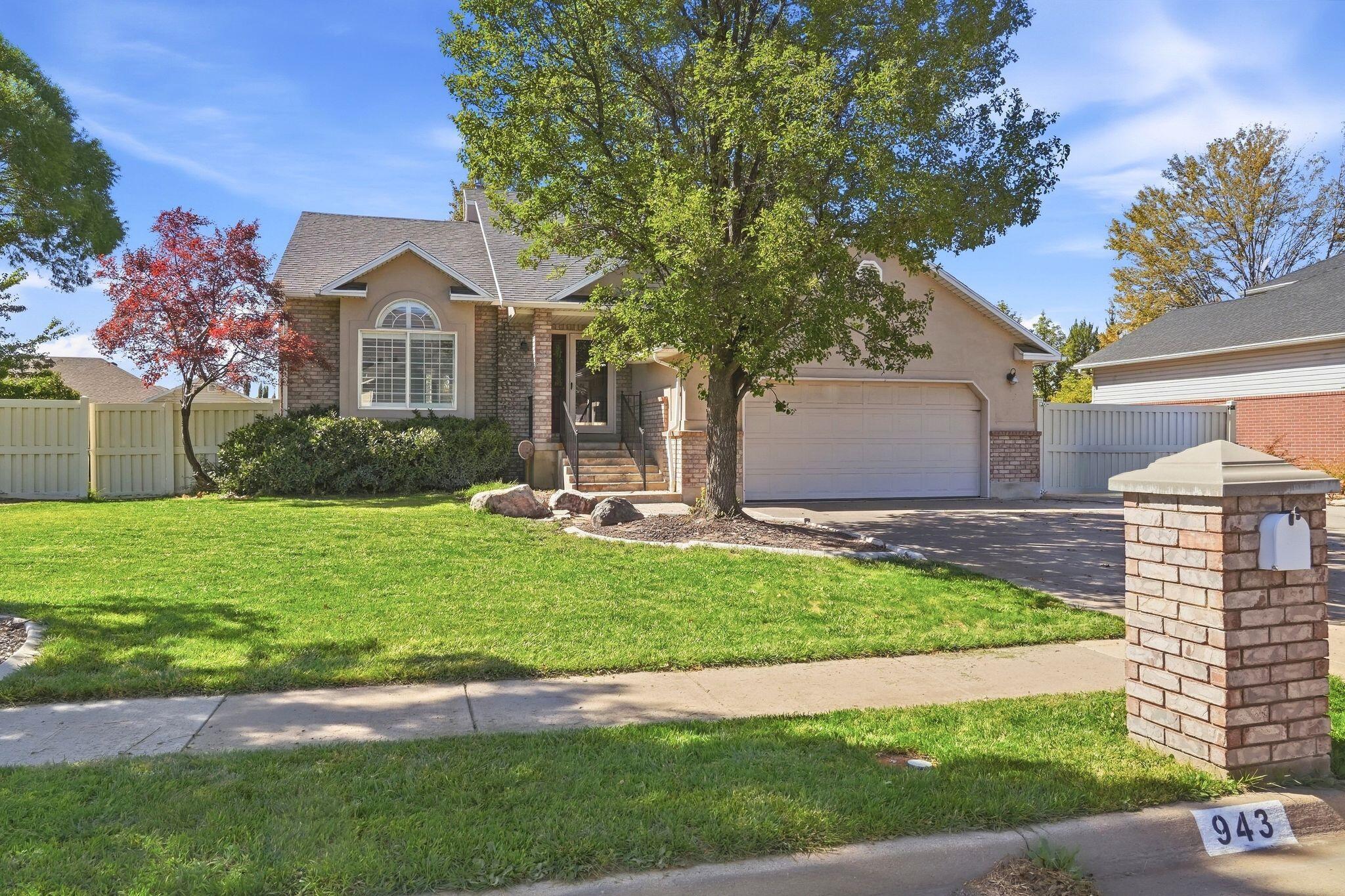 943 W Meadowlark Ln — photo