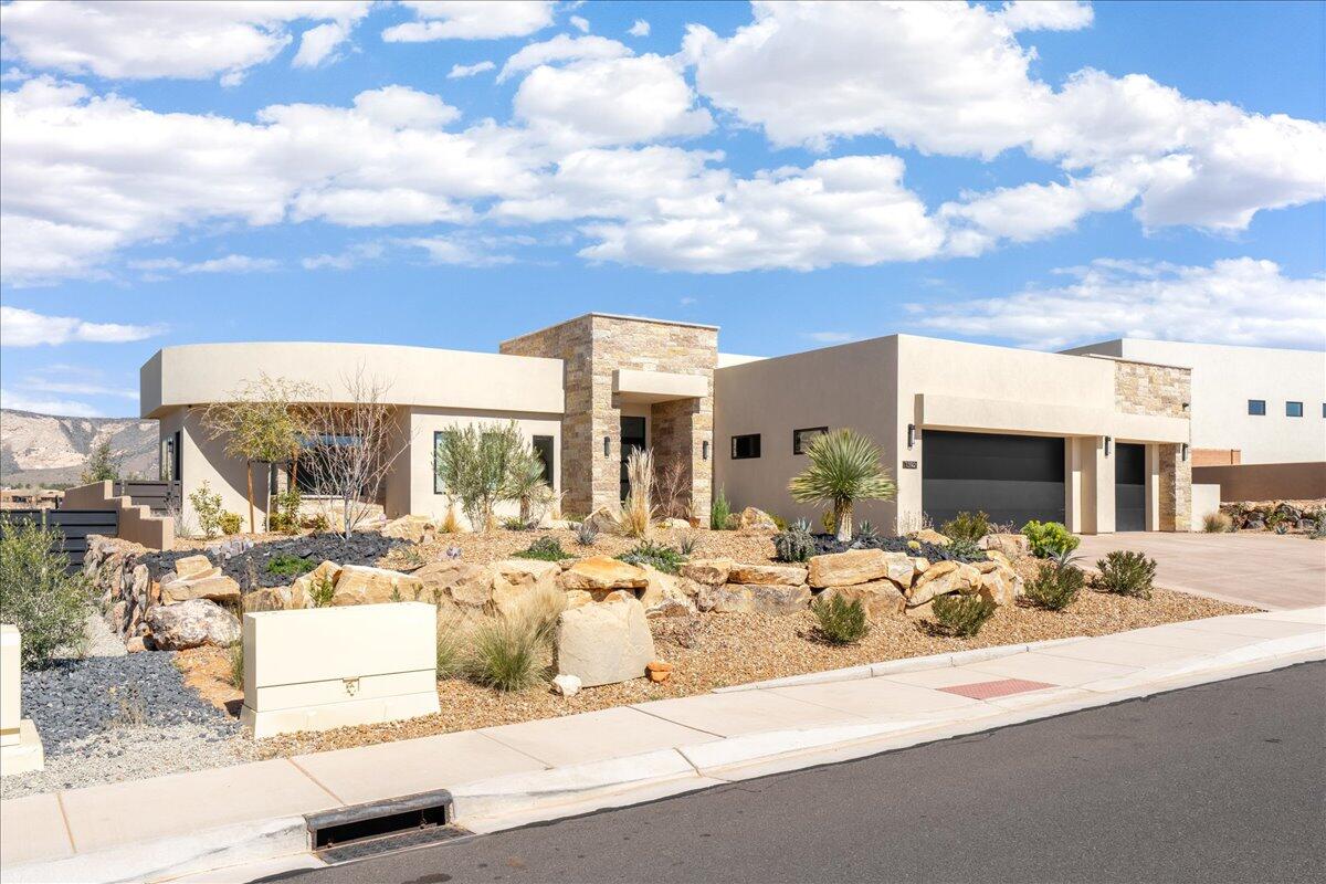 1392 W Canyon Tree Dr — photo