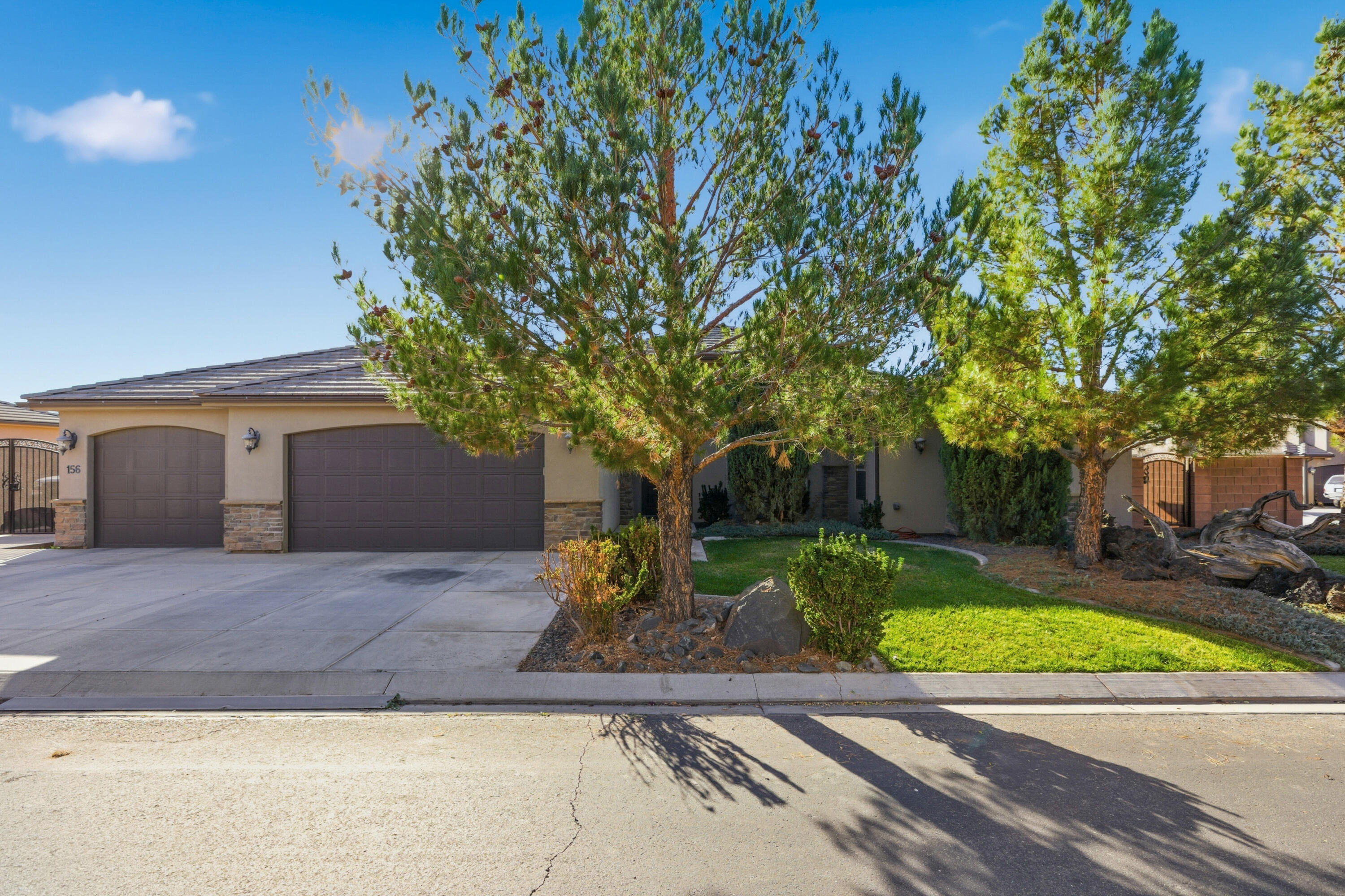 156 E Holly Way — photo