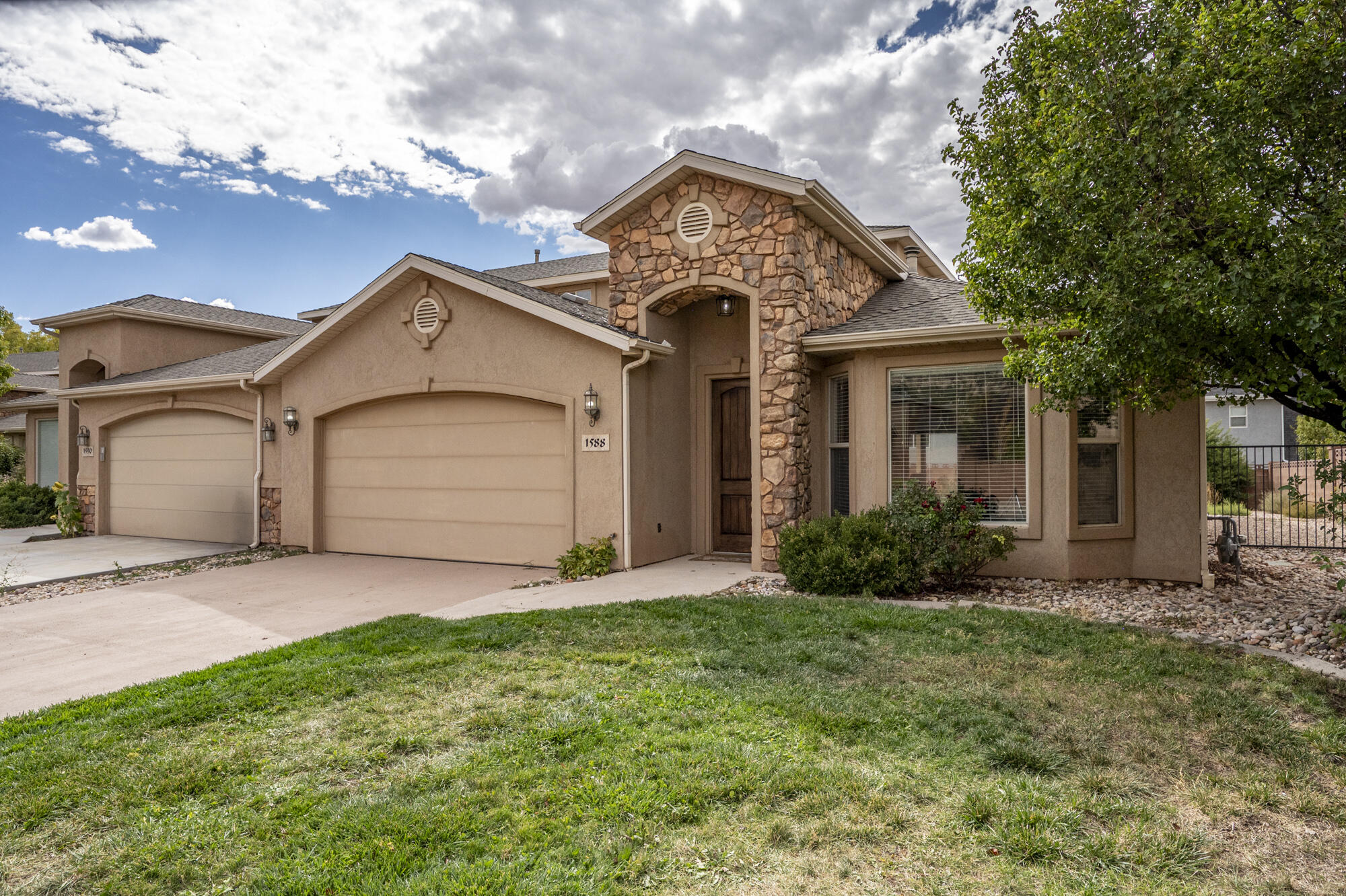 1588 W Canyon Dr — photo