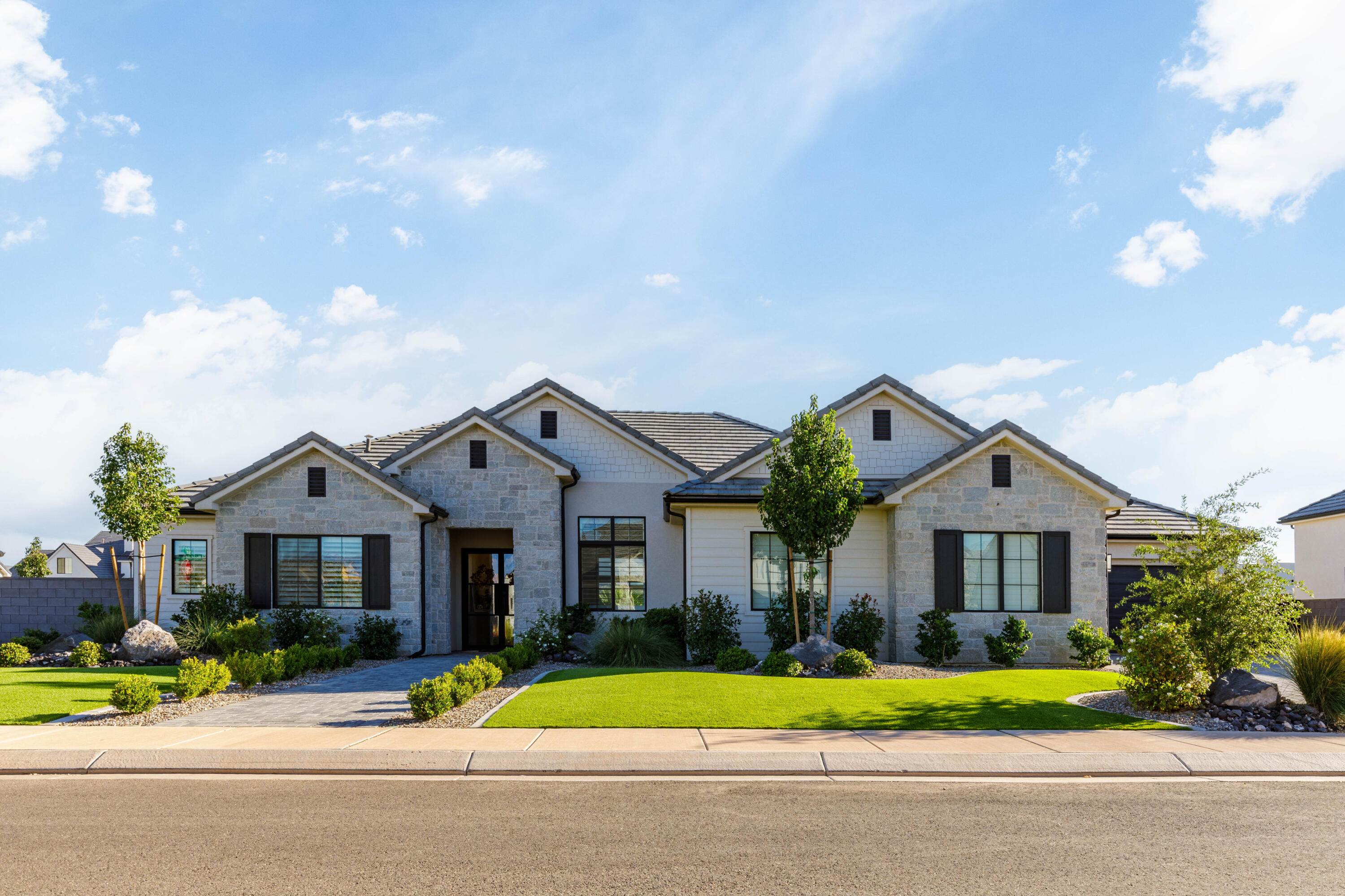2764 E Moorland Dr — photo