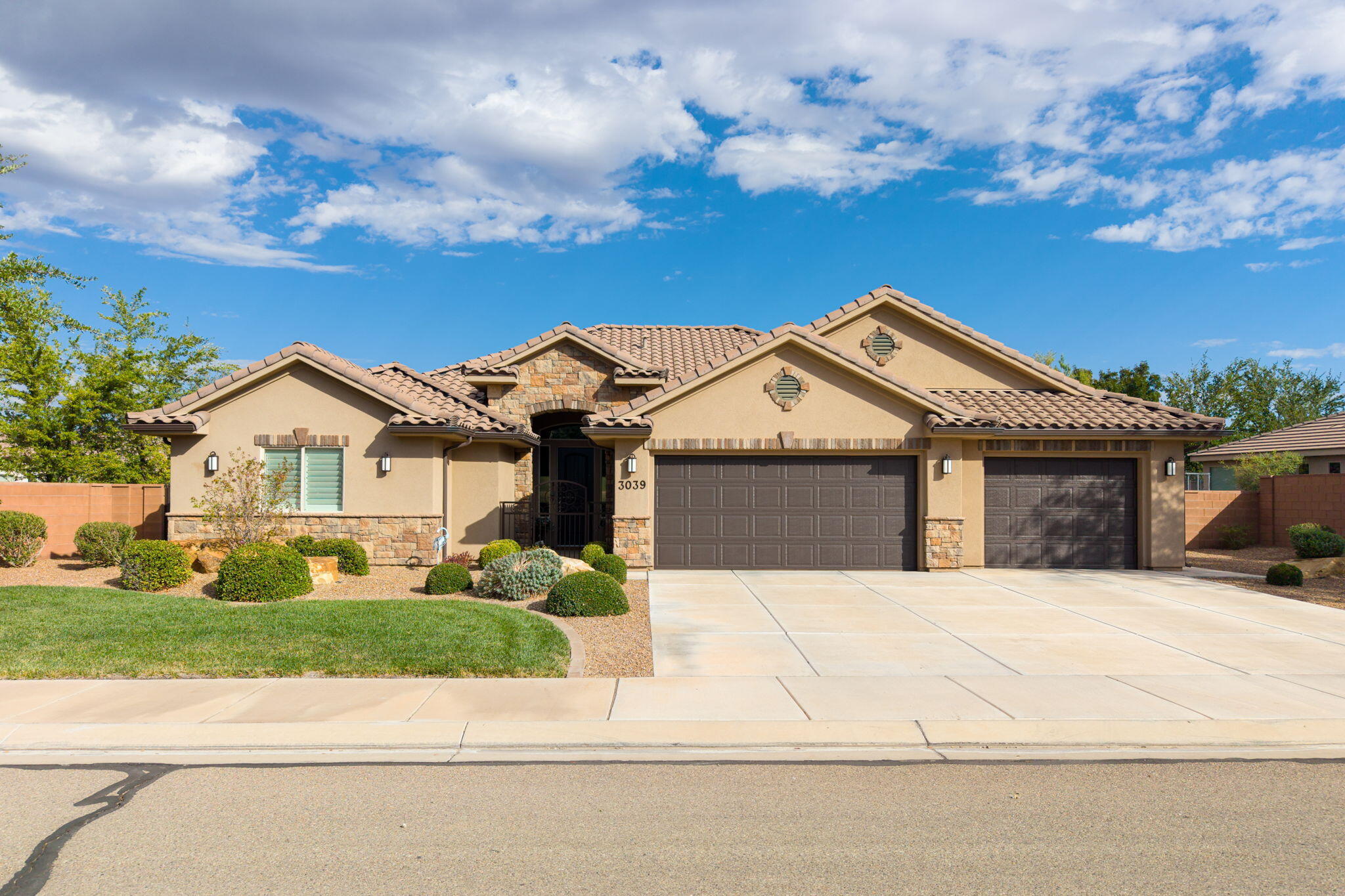 3039 E Delany Dr — photo