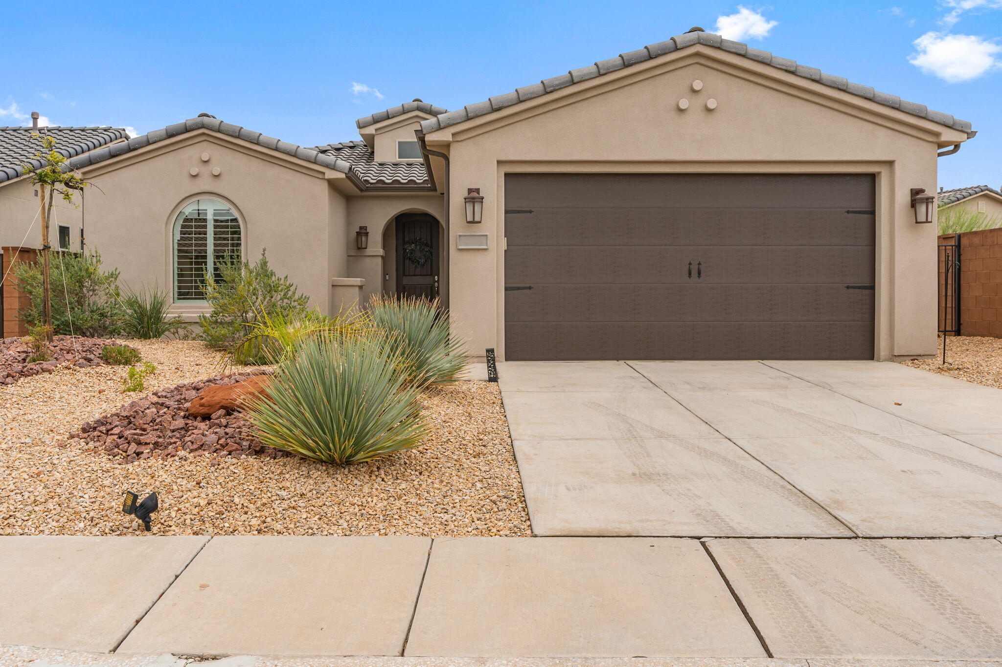 237 W White Pearl Dr — photo