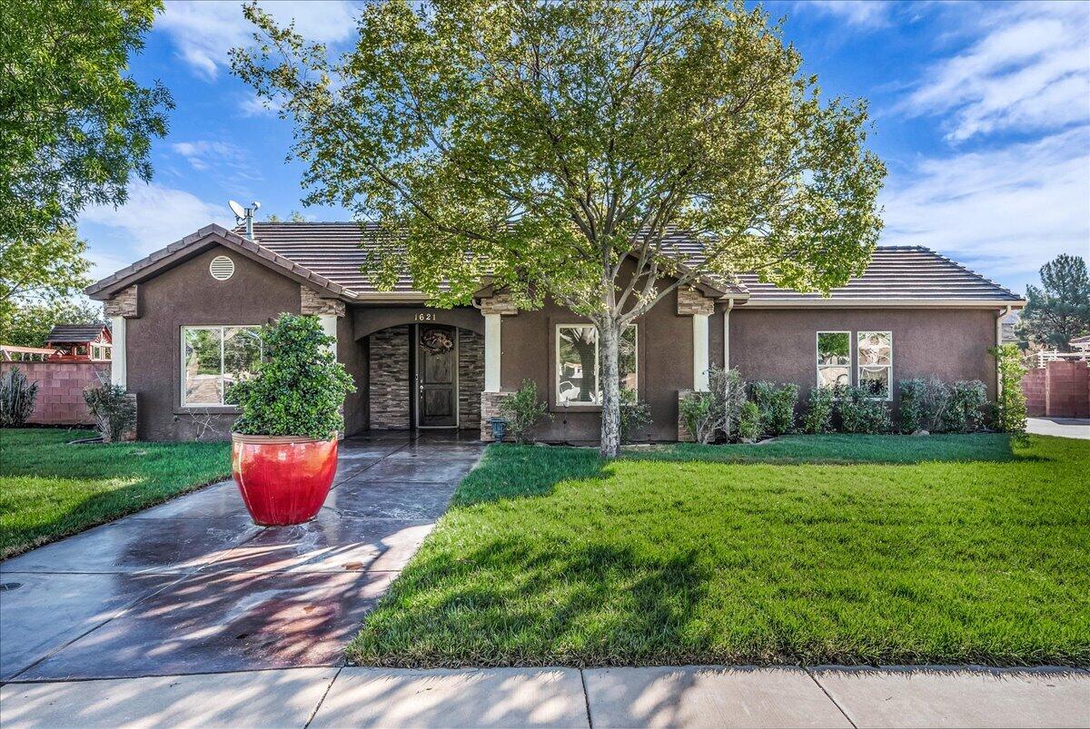 1621 Lizzie Ln — photo