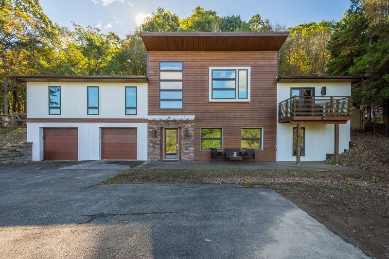 1645 Pegher Lane — photo