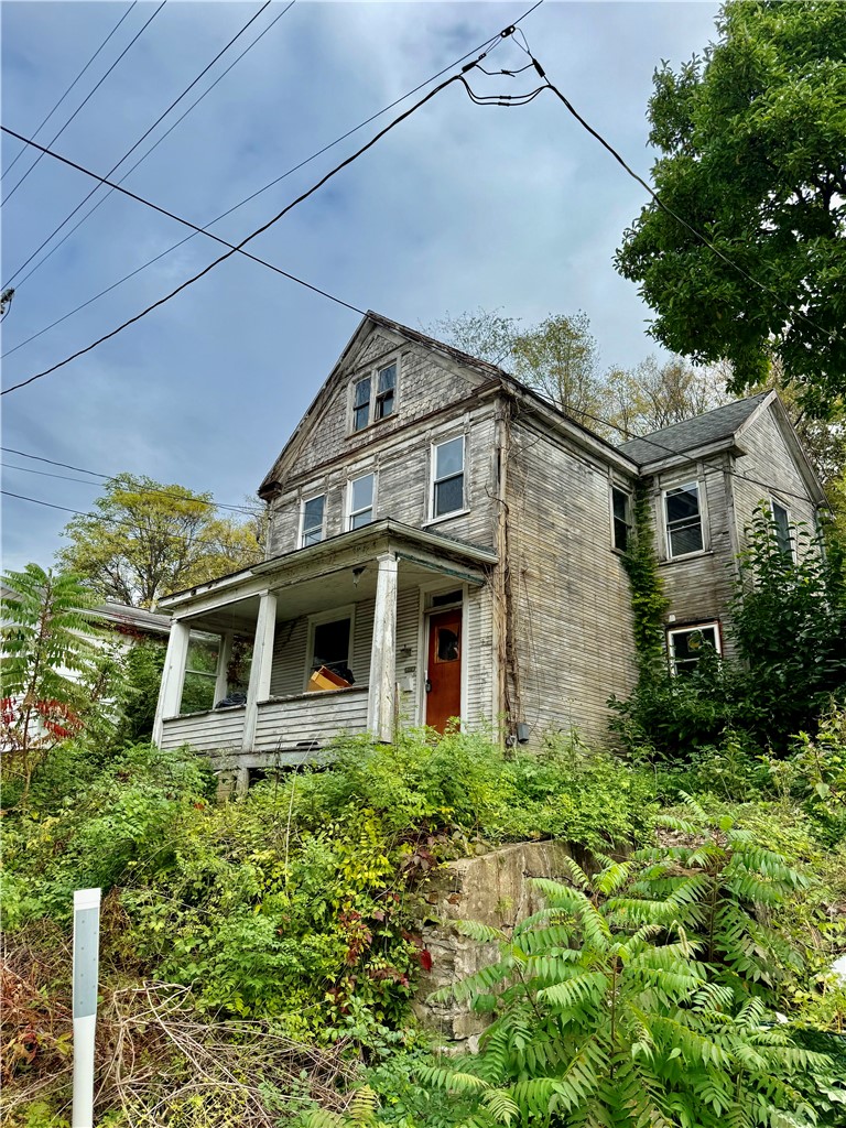 1594 Johnston Ave — photo
