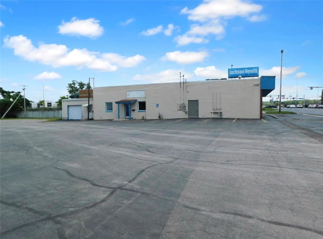 3195 E State St — photo