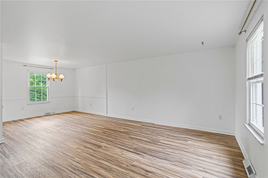 580 Meadowvale Dr — photo