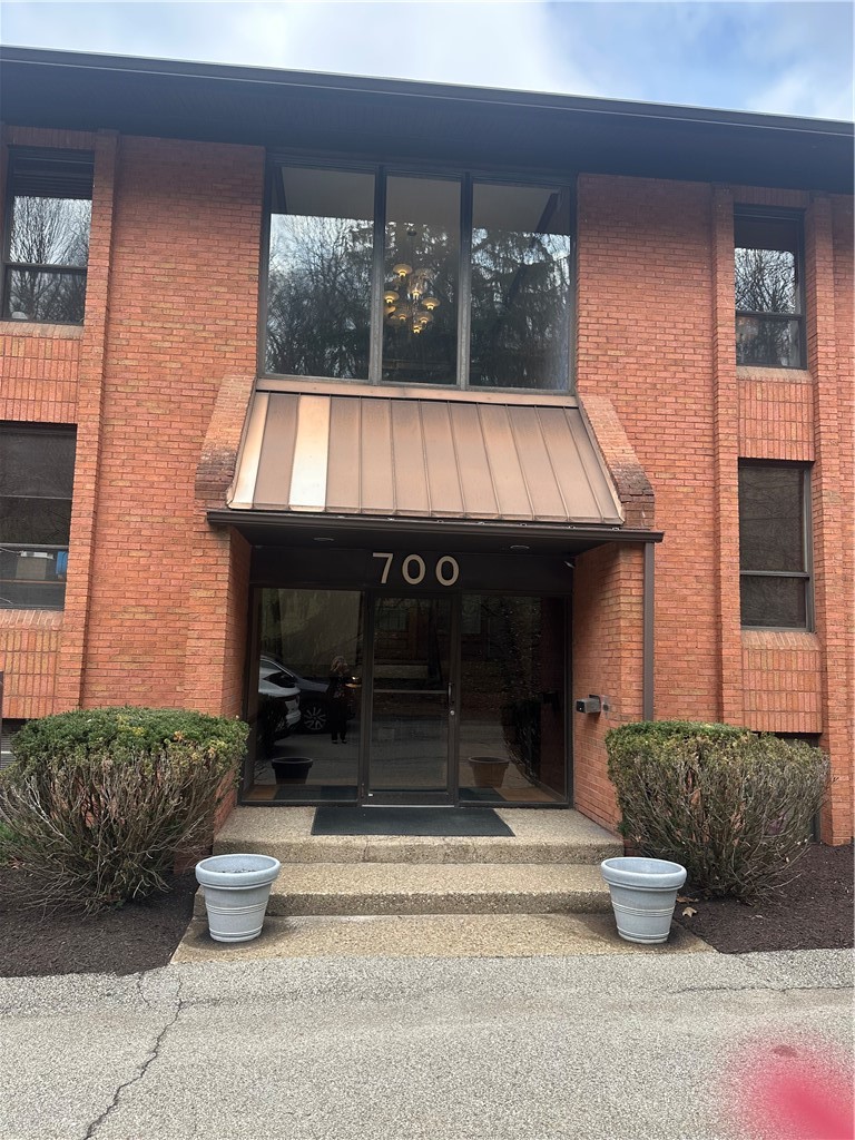 708 McKnight Park Drive — photo